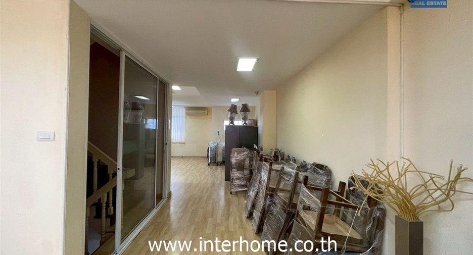 For sale 4 bedrooms townhouse in Wang Thonglang, Bangkok