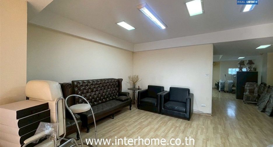 For sale 4 bedrooms townhouse in Wang Thonglang, Bangkok