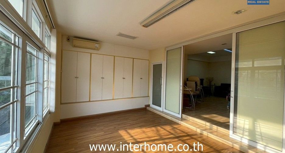 For sale 4 bedrooms townhouse in Wang Thonglang, Bangkok