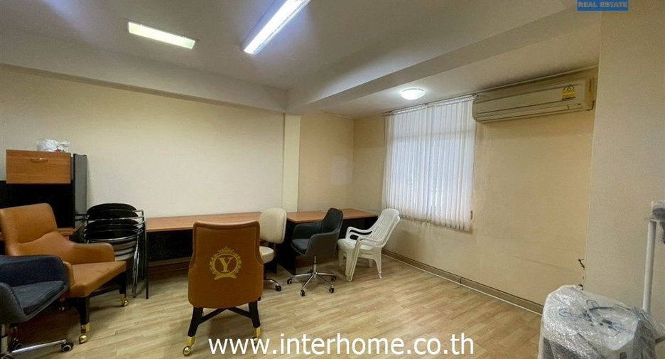 For sale 4 bedrooms townhouse in Wang Thonglang, Bangkok
