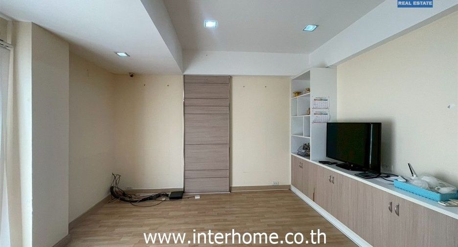 For sale 4 bedrooms townhouse in Wang Thonglang, Bangkok