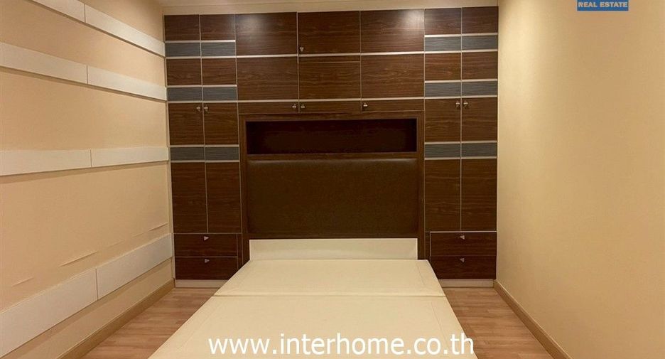 For sale 4 bedrooms townhouse in Wang Thonglang, Bangkok