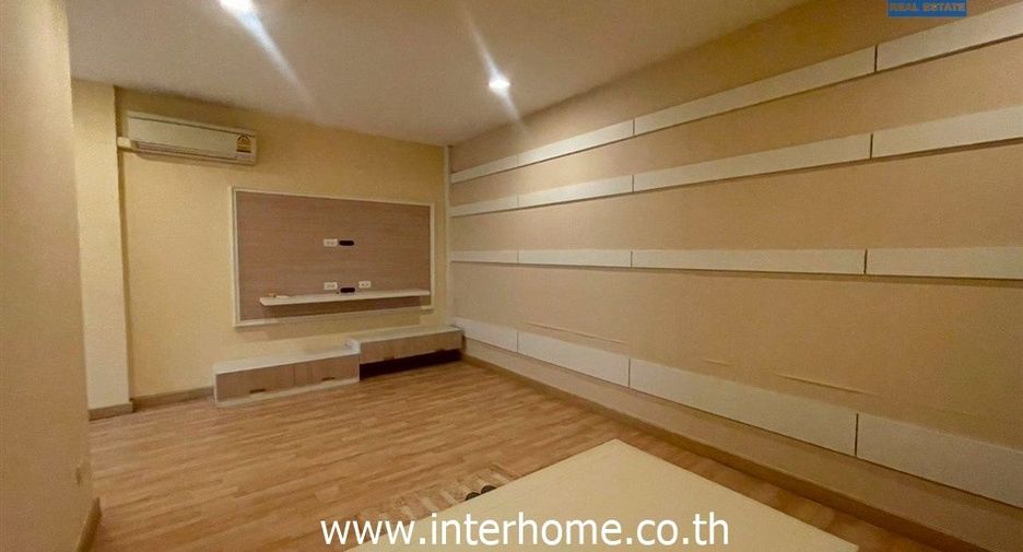 For sale 4 bedrooms townhouse in Wang Thonglang, Bangkok