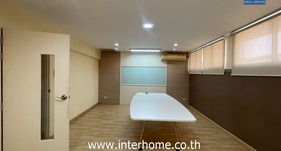 For sale 4 bedrooms townhouse in Wang Thonglang, Bangkok