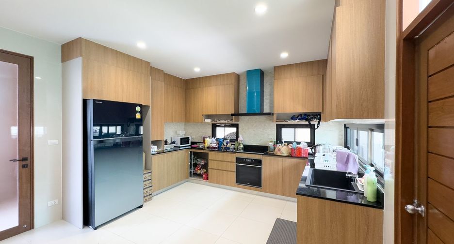 For sale 5 bedrooms house in Bang Na, Bangkok