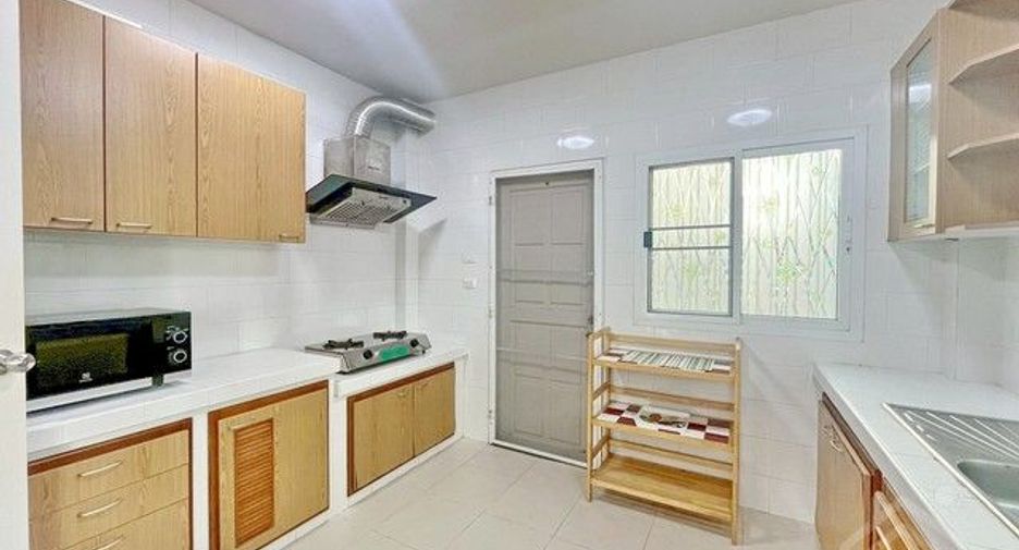 Casa en alquiler de 3 habitaciones en Si Racha, Chonburi