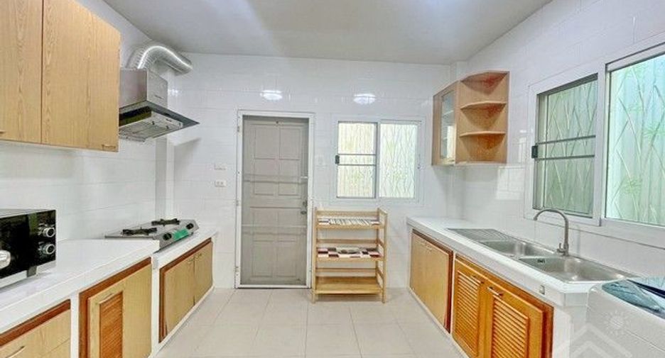 Casa en alquiler de 3 habitaciones en Si Racha, Chonburi