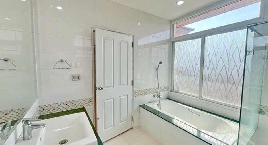 Casa en alquiler de 3 habitaciones en Si Racha, Chonburi
