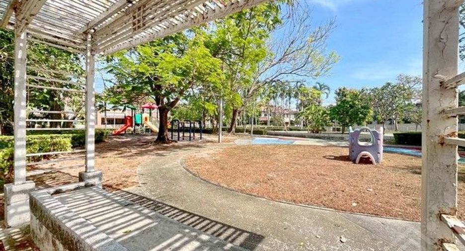 Casa en alquiler de 3 habitaciones en Si Racha, Chonburi
