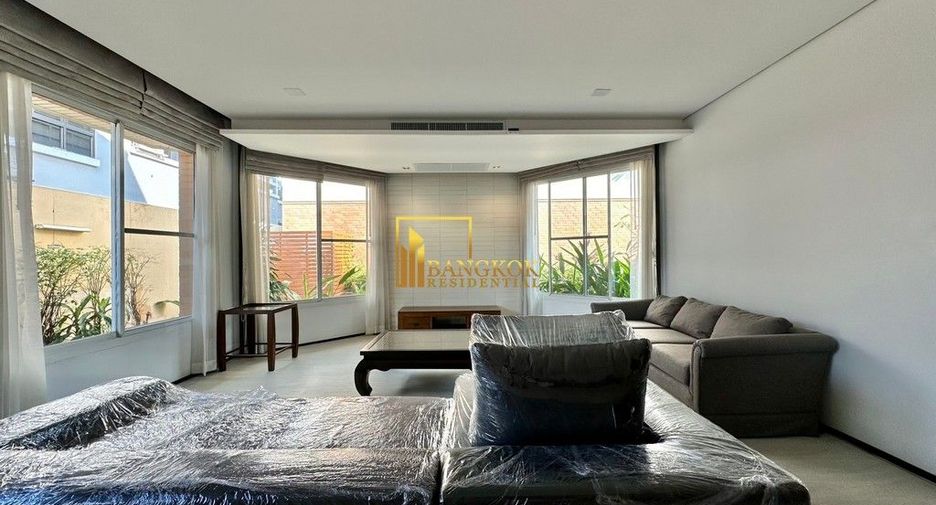 À louer 4 chambres maison à Huai Khwang, Bangkok