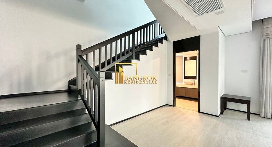 À louer 4 chambres maison à Huai Khwang, Bangkok