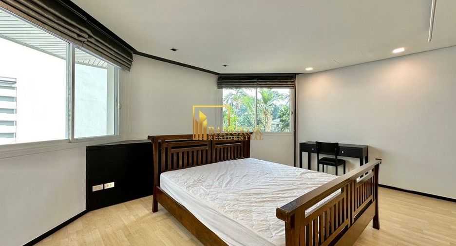 À louer 4 chambres maison à Huai Khwang, Bangkok