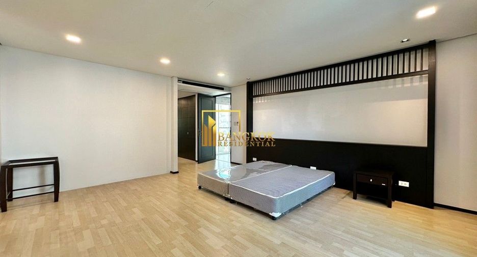 À louer 4 chambres maison à Huai Khwang, Bangkok