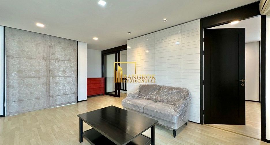 À louer 4 chambres maison à Huai Khwang, Bangkok