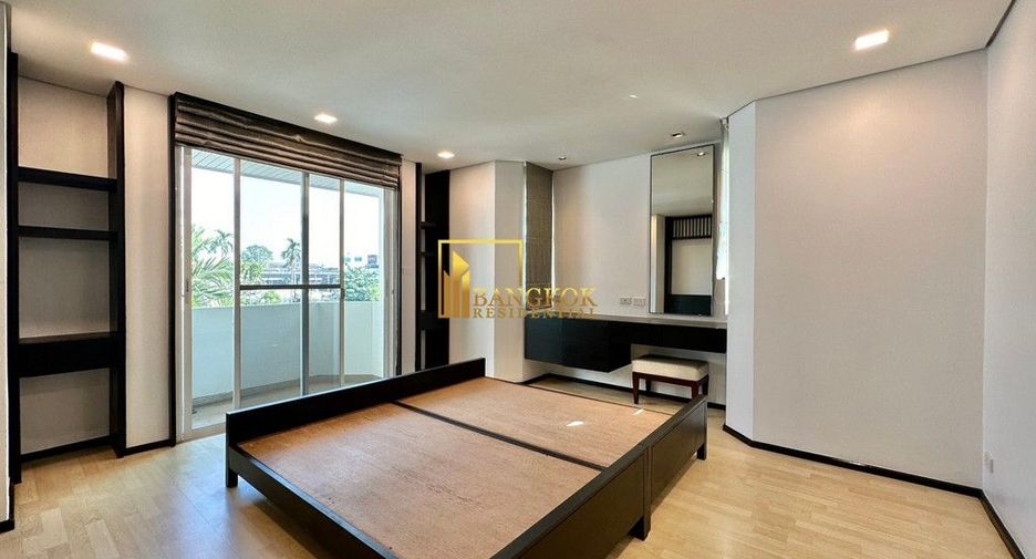 À louer 4 chambres maison à Huai Khwang, Bangkok