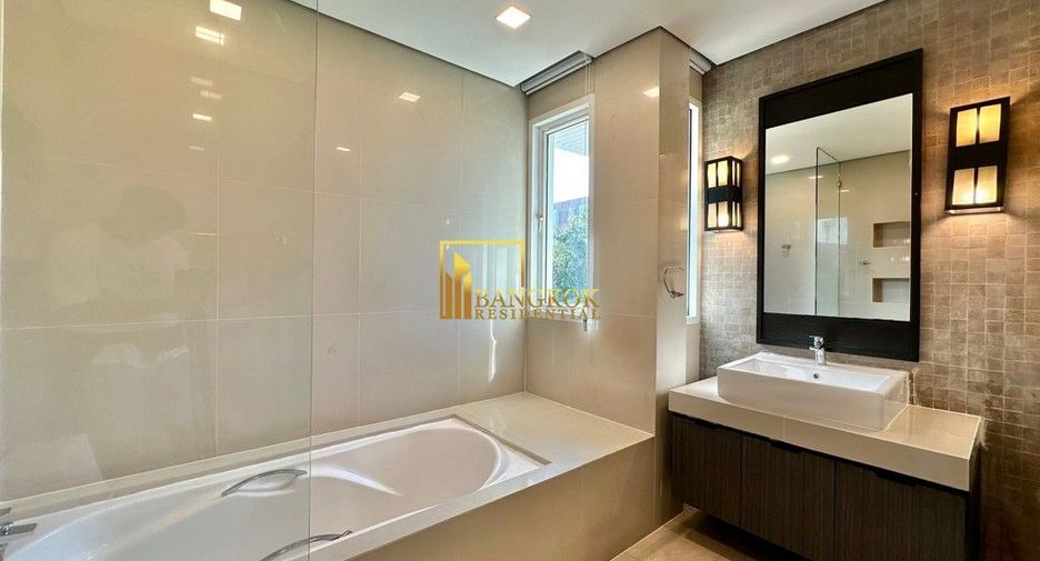 À louer 4 chambres maison à Huai Khwang, Bangkok