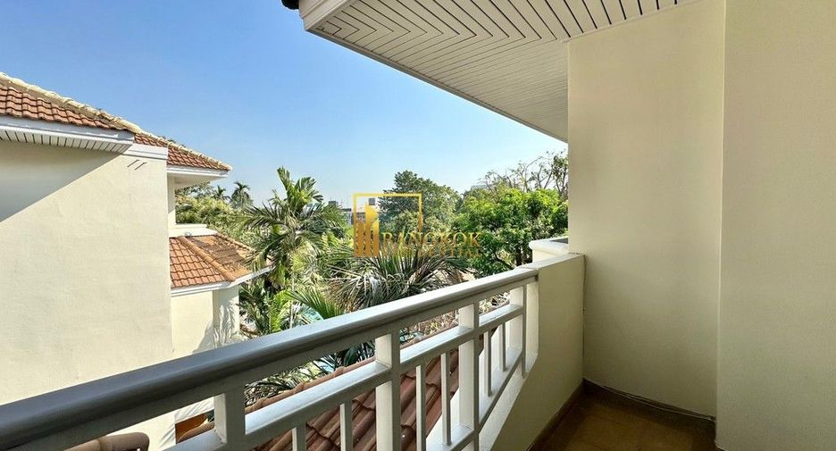 À louer 4 chambres maison à Huai Khwang, Bangkok