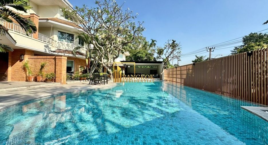 À louer 4 chambres maison à Huai Khwang, Bangkok