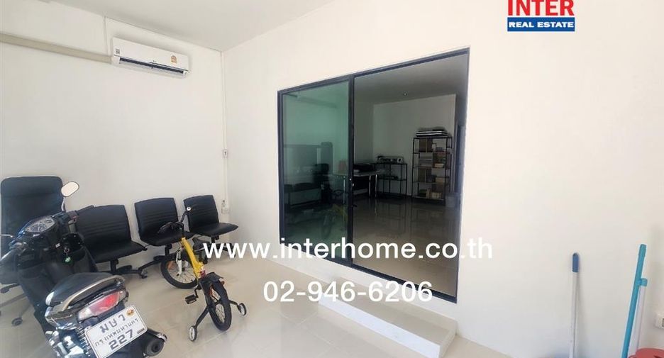 À vendre 2 chambres maison de ville à Phra Samut Chedi, Samut Prakan
