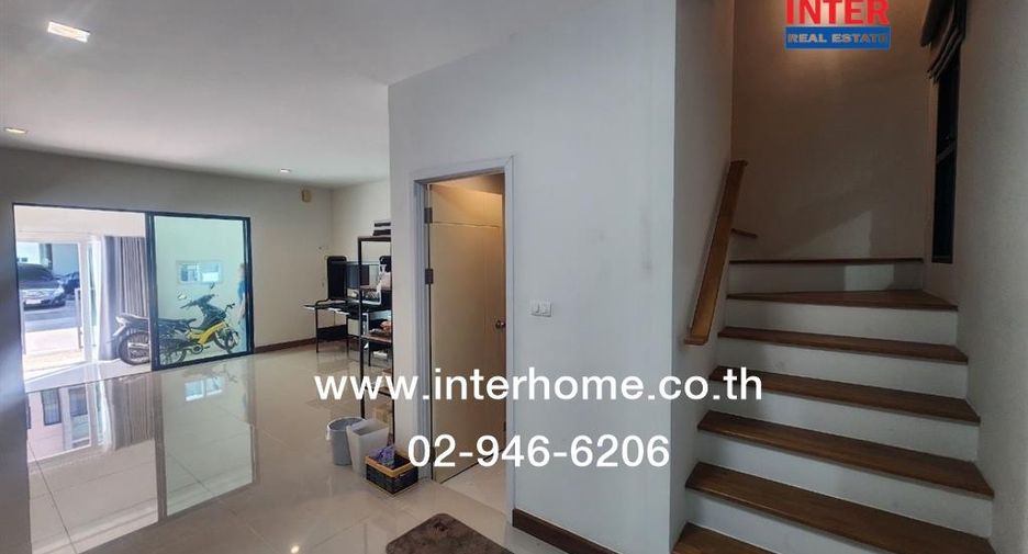 À vendre 2 chambres maison de ville à Phra Samut Chedi, Samut Prakan