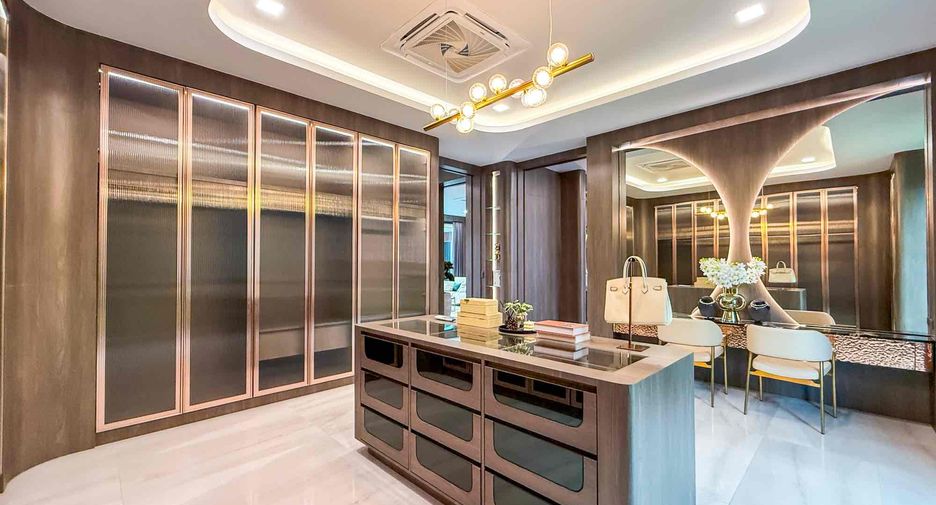 For sale 4 bedrooms house in East Pattaya, Pattaya
