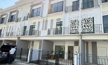 À vendre 3 chambres maison de ville à Sai Mai, Bangkok