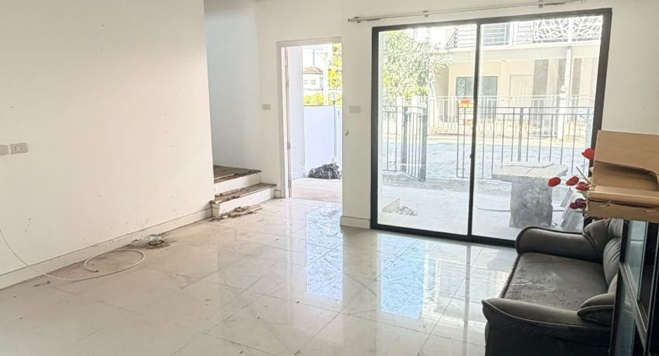 For sale 3 bedrooms townhouse in Sai Mai, Bangkok