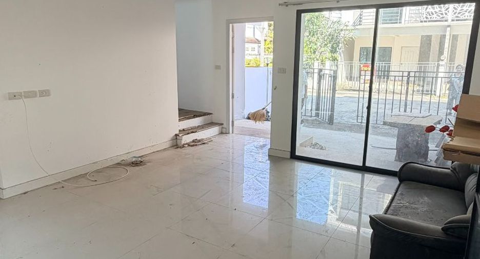For sale 3 bedrooms townhouse in Sai Mai, Bangkok