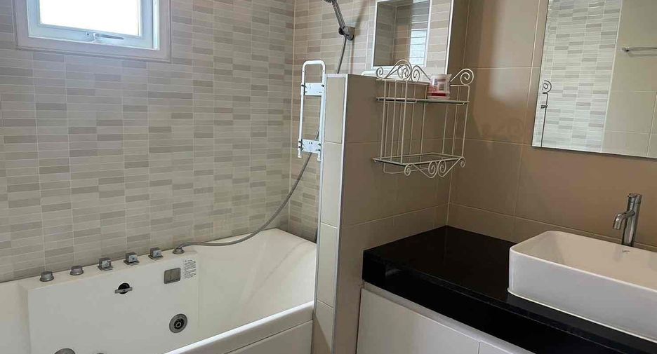 For rent 3 bedrooms villa in Bang Lamung, Chonburi