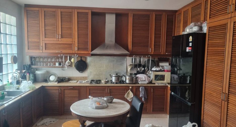 Casa en venta de 3 habitaciones en Watthana, Bangkok