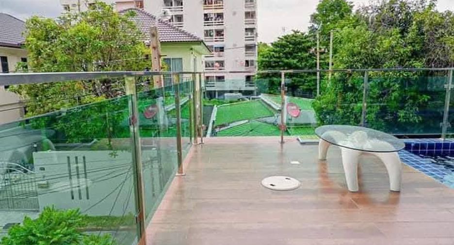Casa adosada en venta de 4 habitaciones en Lat Phrao, Bangkok