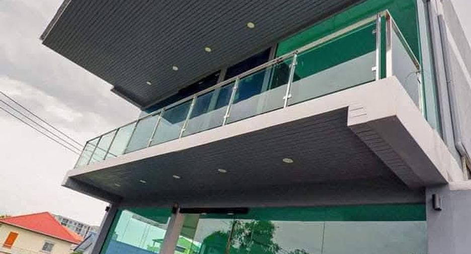 Casa adosada en venta de 4 habitaciones en Lat Phrao, Bangkok