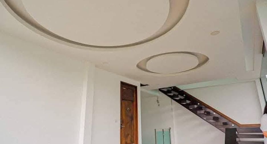 Casa adosada en venta de 4 habitaciones en Lat Phrao, Bangkok
