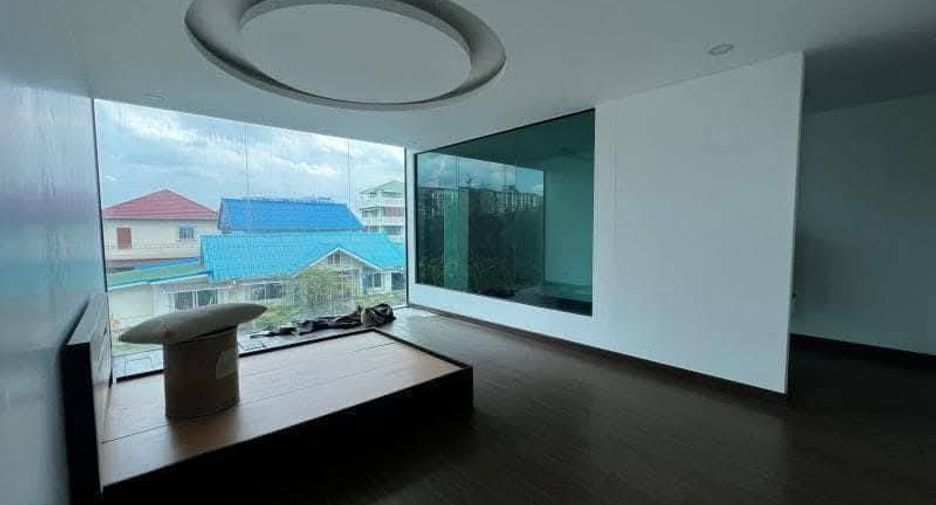 Casa adosada en venta de 4 habitaciones en Lat Phrao, Bangkok