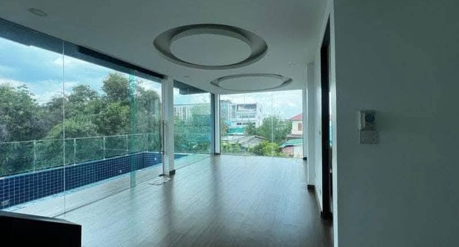 Casa adosada en venta de 4 habitaciones en Lat Phrao, Bangkok