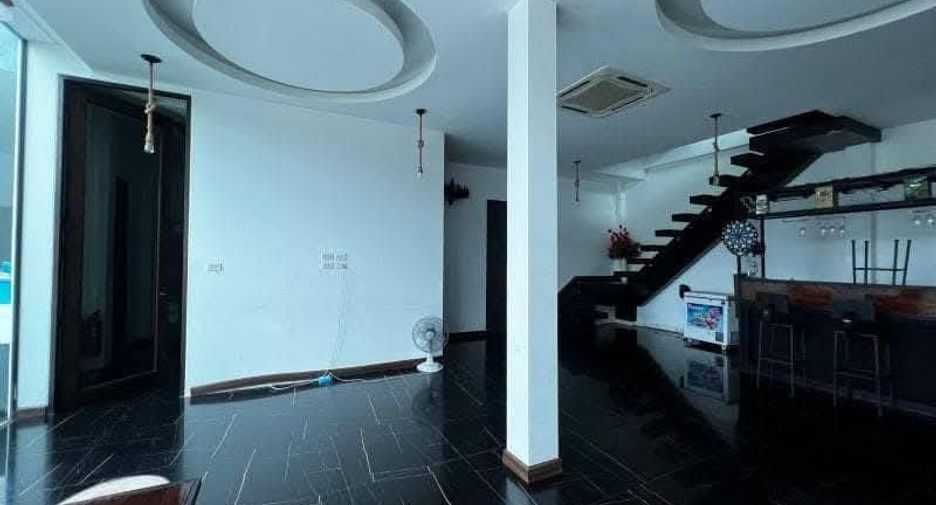 Casa adosada en venta de 4 habitaciones en Lat Phrao, Bangkok