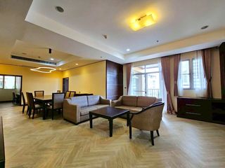 À louer 3 chambres appartement avec services à Khlong Toei, Bangkok