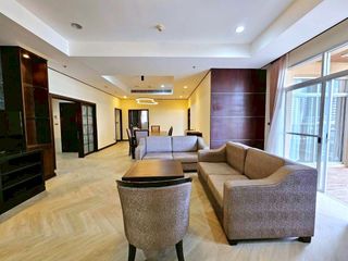 À louer 3 chambres appartement avec services à Khlong Toei, Bangkok