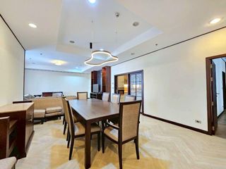 À louer 3 chambres appartement avec services à Khlong Toei, Bangkok