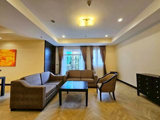 À louer 3 chambres appartement avec services à Khlong Toei, Bangkok