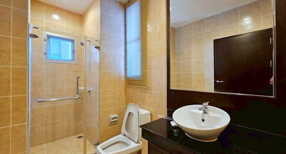 Apartamento con servicios en alquiler de 3 habitaciones en Khlong Toei, Bangkok