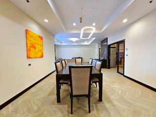 À louer 3 chambres appartement avec services à Khlong Toei, Bangkok