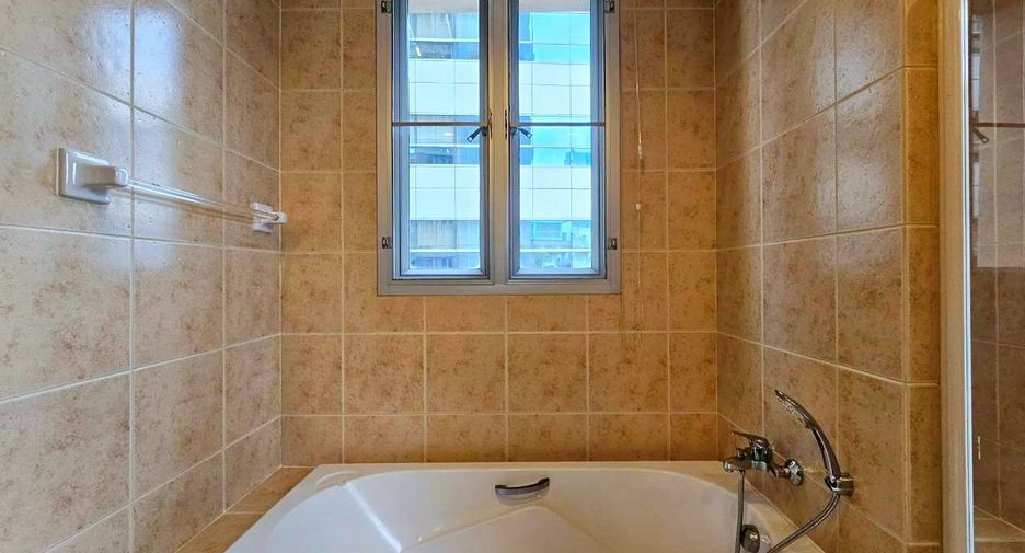 Apartamento con servicios en alquiler de 3 habitaciones en Khlong Toei, Bangkok