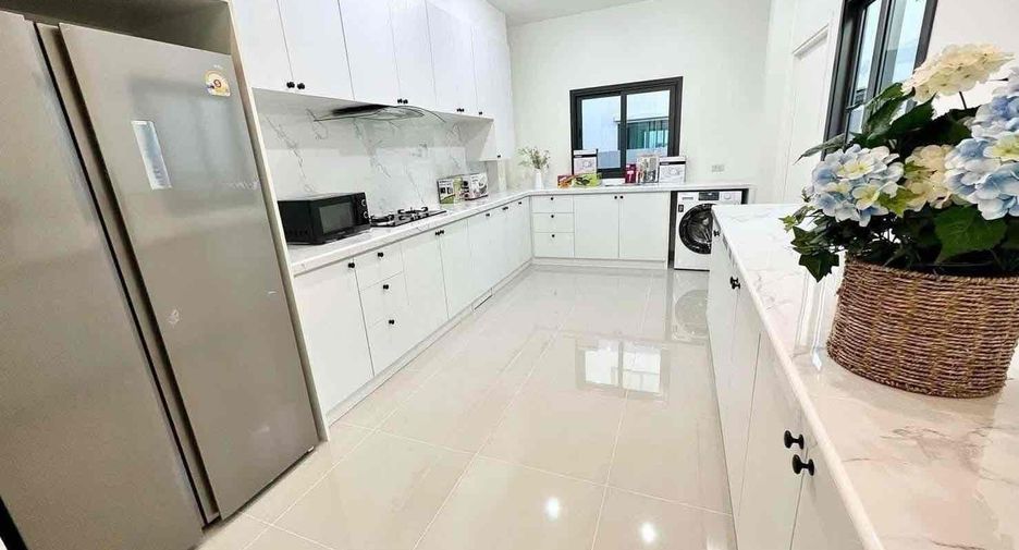 For rent 4 bedrooms villa in Bang Lamung, Chonburi