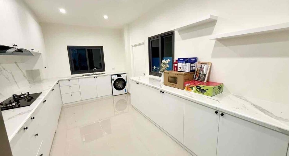 For rent 4 bedrooms villa in Bang Lamung, Chonburi