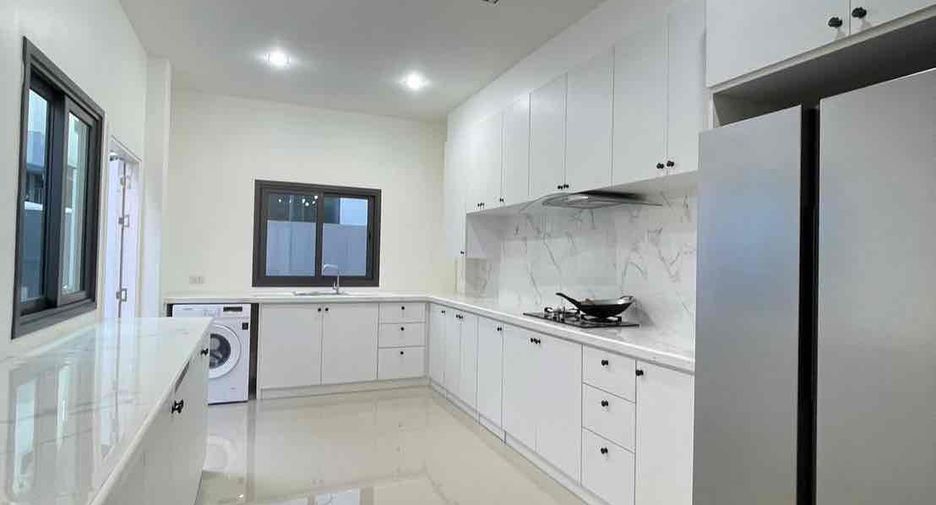 Villa en alquiler de 4 habitaciones en Bang Lamung, Chonburi
