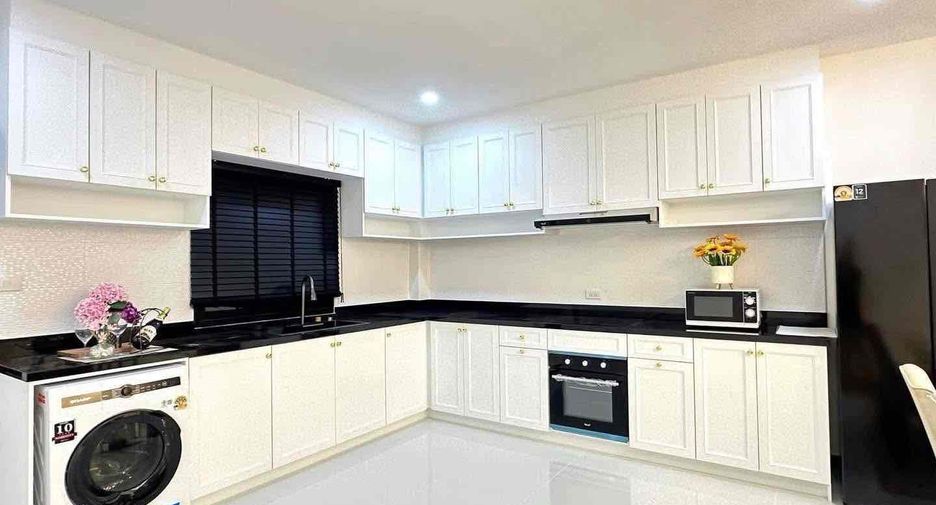 For rent 4 bedrooms villa in Bang Lamung, Chonburi