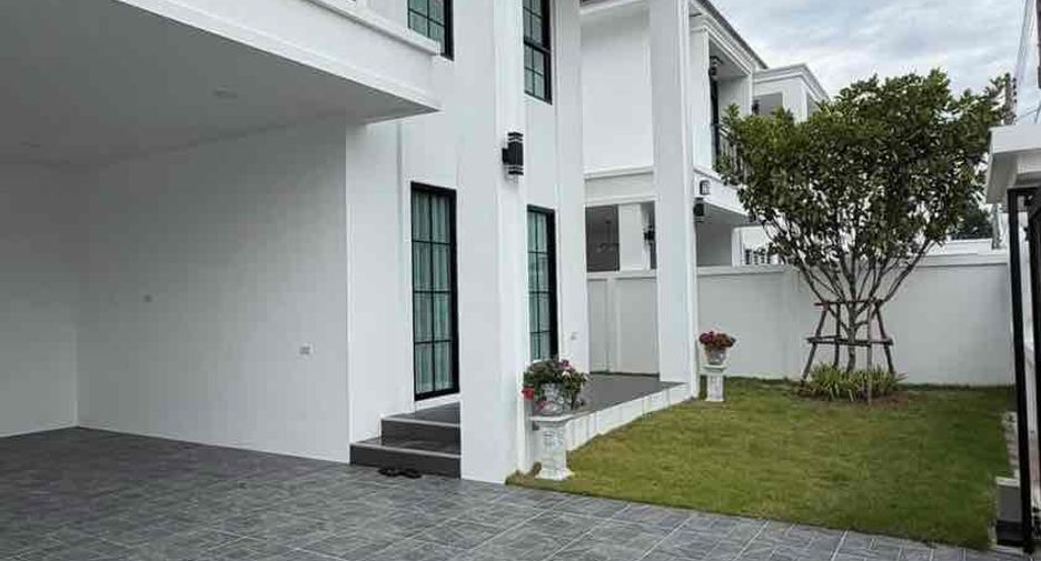For rent 4 bedrooms villa in Bang Lamung, Chonburi