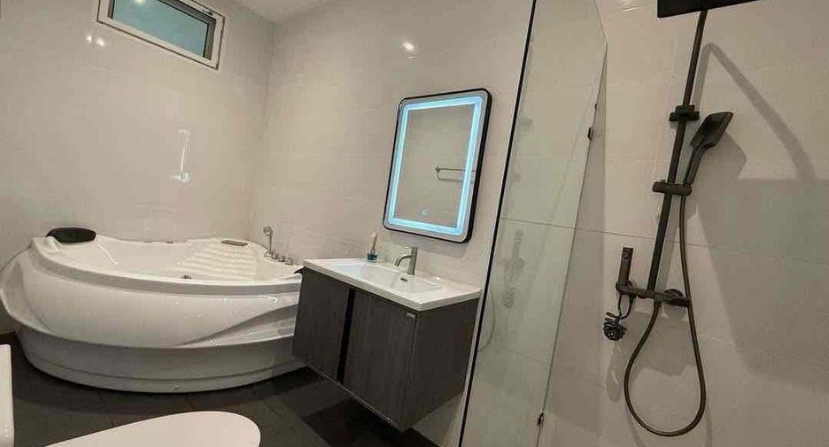 For rent 8 bedrooms villa in Bang Lamung, Chonburi