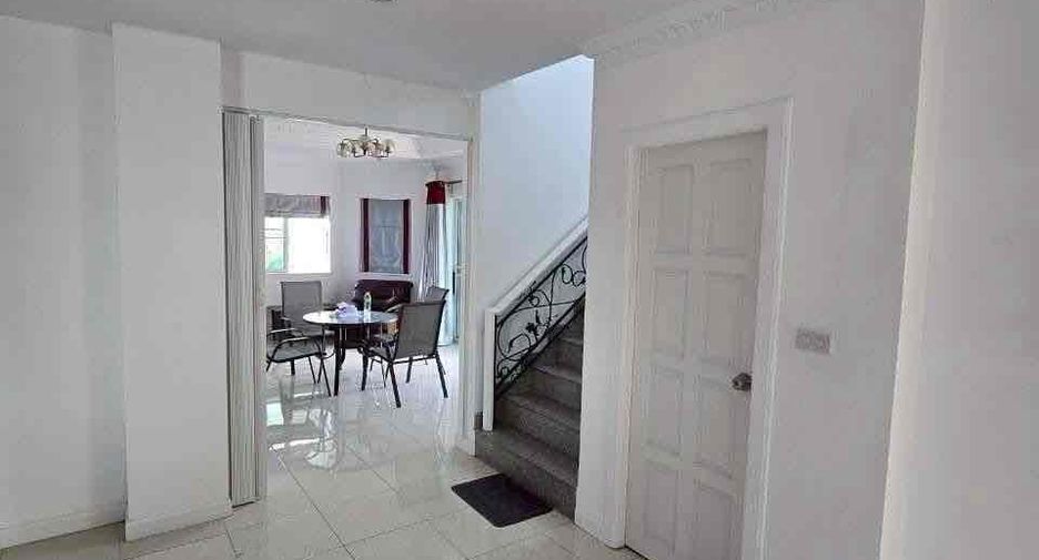 À louer 3 chambres villa à Bang Lamung, Chonburi